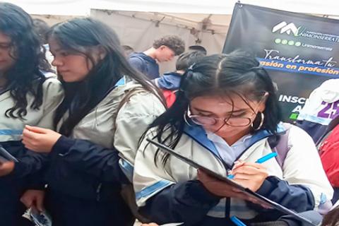 UNINCOL impulsa el futuro académico de los jóvenes en la feria universitaria de Cota